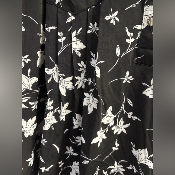 Cocomo Black and White Floral Top✨ - Picture 8 of 10